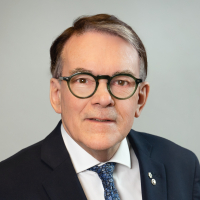 Daniel Granger obtient un doctorat honorifique